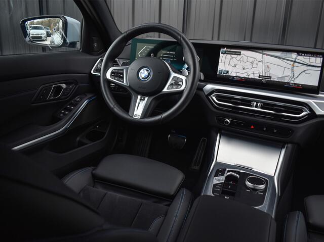 BMW 3-SERIE 330e xDrive M-SPORT | ELEKTR. VERST. STOELEN | ACTIVE CRUISE CONTROL | HARMAN KARDON | AMBIENT VERLICHTING | ELEKTR. TREKHAAK
