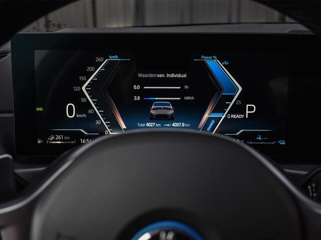 BMW 3-SERIE 330e xDrive M-SPORT | ELEKTR. VERST. STOELEN | ACTIVE CRUISE CONTROL | HARMAN KARDON | AMBIENT VERLICHTING | ELEKTR. TREKHAAK