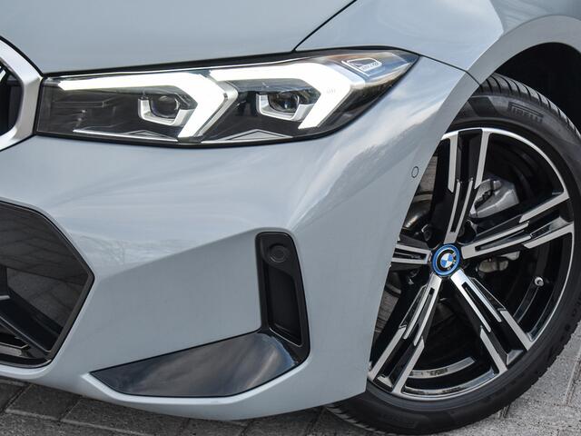 BMW 3-SERIE 330e xDrive M-SPORT | ELEKTR. VERST. STOELEN | ACTIVE CRUISE CONTROL | HARMAN KARDON | AMBIENT VERLICHTING | ELEKTR. TREKHAAK