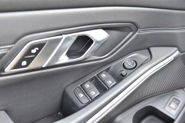 BMW 3-SERIE Touring 330i Executive Edition * Sport line * Sfeerverlichting * HIFI * Trekhaak * Dealer onderhouden *