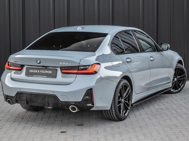 BMW 3-SERIE 330e xDRIVE | M-SPORT | TREKHAAK | ELEKTR. VERST. STOELEN | ACTIVE CRUISE CONTROL | CAMERA | LEDEREN BEKLEDING | DAB+ | HIFI SOUND | SHADOW-LINE | STOEL- EN STUUR VERWARMING