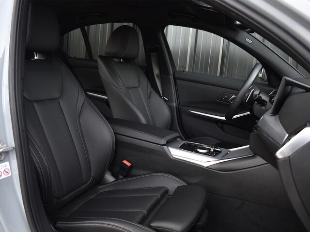 BMW 3-SERIE 330e xDRIVE | M-SPORT | TREKHAAK | ELEKTR. VERST. STOELEN | ACTIVE CRUISE CONTROL | CAMERA | LEDEREN BEKLEDING | DAB+ | HIFI SOUND | SHADOW-LINE | STOEL- EN STUUR VERWARMING