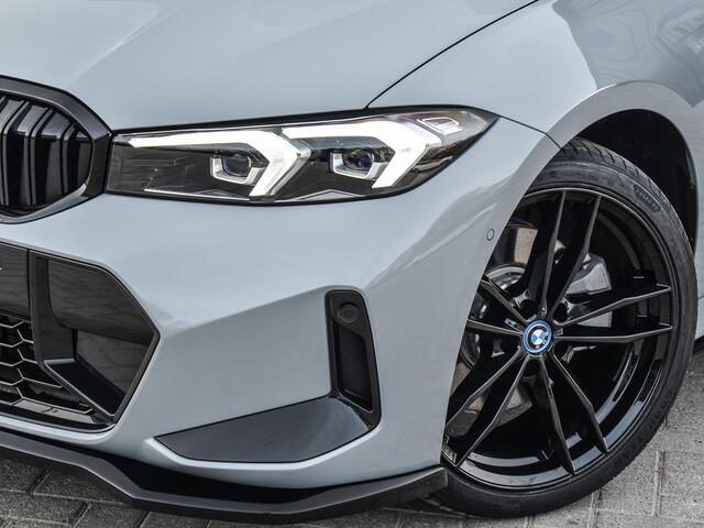 BMW 3-SERIE 330e xDRIVE | M-SPORT | TREKHAAK | ELEKTR. VERST. STOELEN | ACTIVE CRUISE CONTROL | CAMERA | LEDEREN BEKLEDING | DAB+ | HIFI SOUND | SHADOW-LINE | STOEL- EN STUUR VERWARMING