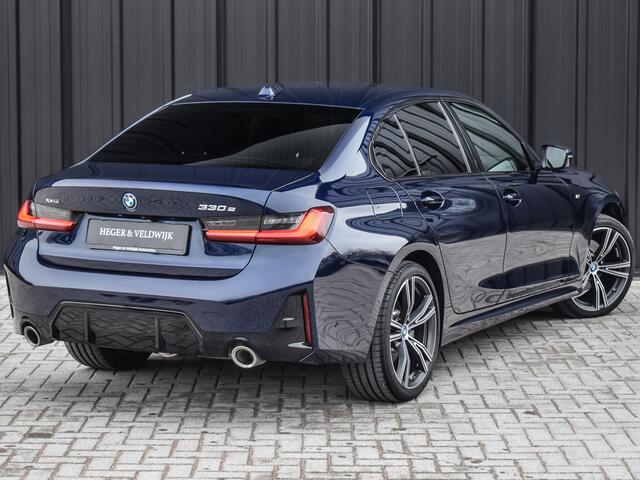 BMW 3-SERIE 330e xDRIVE | M-SPORT | TREKHAAK | SPORTSTOELEN | ACTIVE CRUISE CONTROL | CAMERA | LEDEREN BEKLEDING | DAB+ | HIFI SOUND | SHADOW-LINE | STOEL- EN STUUR VERWARMING