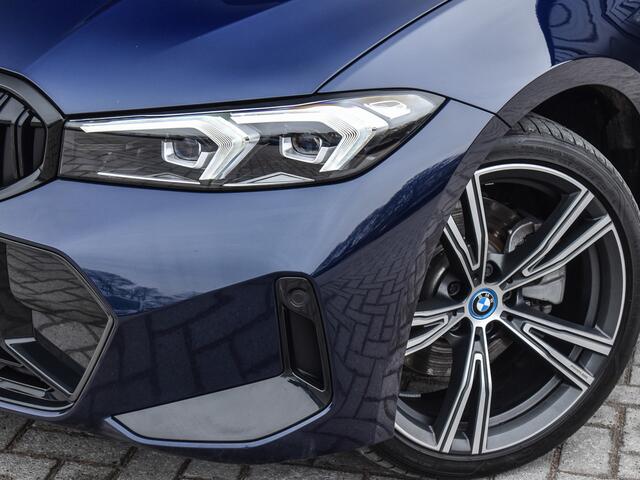 BMW 3-SERIE 330e xDRIVE | M-SPORT | TREKHAAK | SPORTSTOELEN | ACTIVE CRUISE CONTROL | CAMERA | LEDEREN BEKLEDING | DAB+ | HIFI SOUND | SHADOW-LINE | STOEL- EN STUUR VERWARMING
