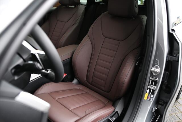 BMW 3-SERIE Touring 330e M Sport Automaat / Panoramadak / Trekhaak / Sportstoelen / Adaptieve LED / Parking Assistant Plus / Comfort Access