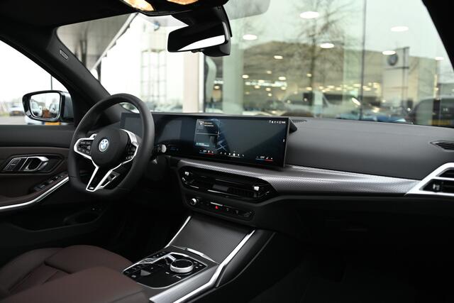 BMW 3-SERIE Touring 330e M Sport Automaat / Panoramadak / Trekhaak / Sportstoelen / Adaptieve LED / Parking Assistant Plus / Comfort Access