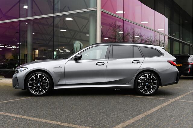 BMW 3-SERIE Touring 330e M Sport Automaat / Panoramadak / Trekhaak / Sportstoelen / Adaptieve LED / Parking Assistant Plus / Comfort Access