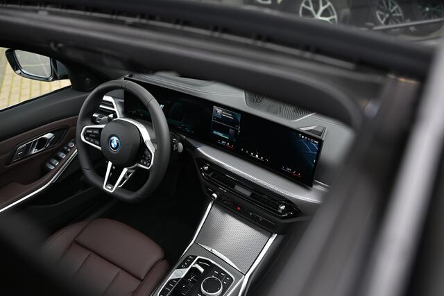 BMW 3-SERIE Touring 330e M Sport Automaat / Panoramadak / Trekhaak / Sportstoelen / Adaptieve LED / Parking Assistant Plus / Comfort Access