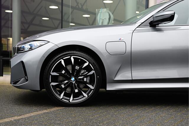 BMW 3-SERIE Touring 330e M Sport Automaat / Panoramadak / Trekhaak / Sportstoelen / Adaptieve LED / Parking Assistant Plus / Comfort Access