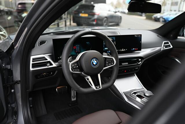 BMW 3-SERIE Touring 330e M Sport Automaat / Panoramadak / Trekhaak / Sportstoelen / Adaptieve LED / Parking Assistant Plus / Comfort Access