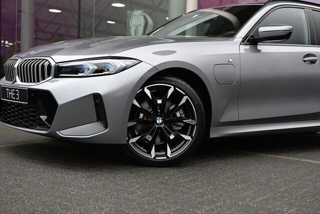 BMW 3-SERIE Touring 330e M Sport Automaat / Panoramadak / Trekhaak / Sportstoelen / Adaptieve LED / Parking Assistant Plus / Comfort Access