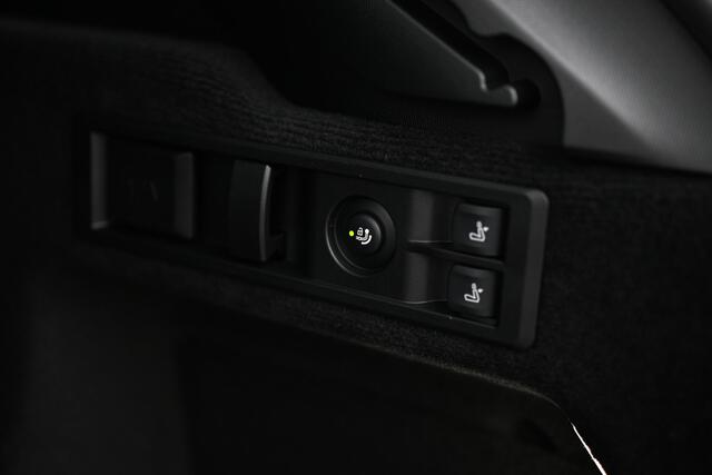 BMW 3-SERIE Touring 330e M Sport Automaat / Panoramadak / Trekhaak / Sportstoelen / Adaptieve LED / Parking Assistant Plus / Comfort Access