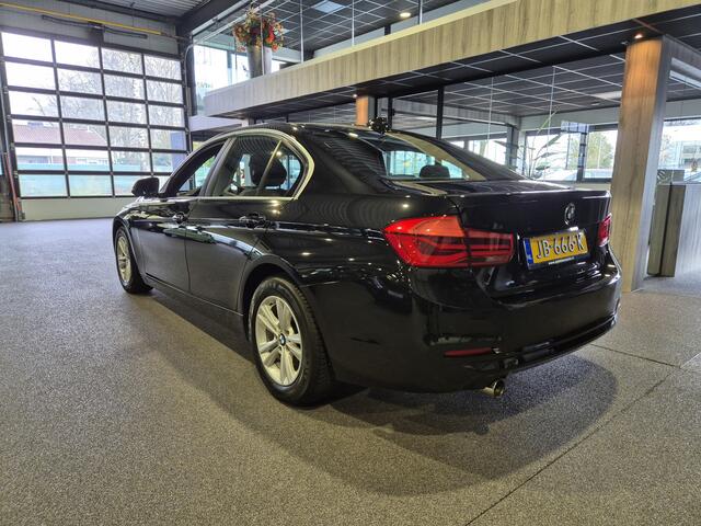 BMW 3-SERIE 318i Essential Navi (groot scherm) | Clima Airco | Sensoren | LED | Nette auto