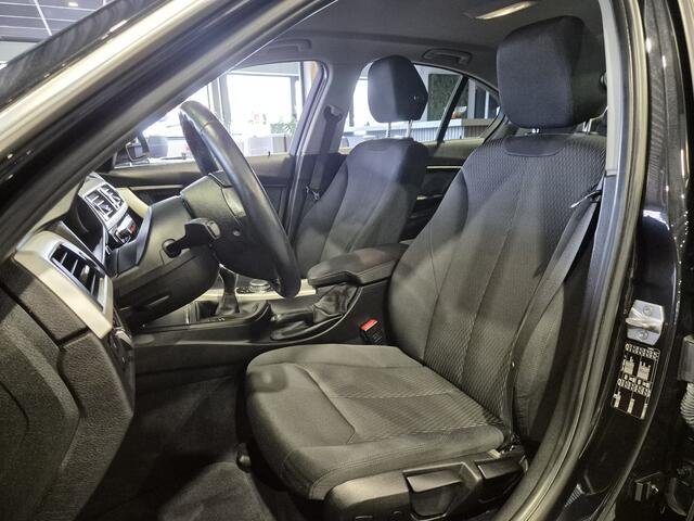 BMW 3-SERIE 318i Essential Navi (groot scherm) | Clima Airco | Sensoren | LED | Nette auto