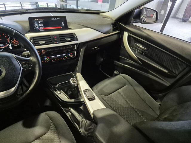BMW 3-SERIE 318i Essential Navi (groot scherm) | Clima Airco | Sensoren | LED | Nette auto