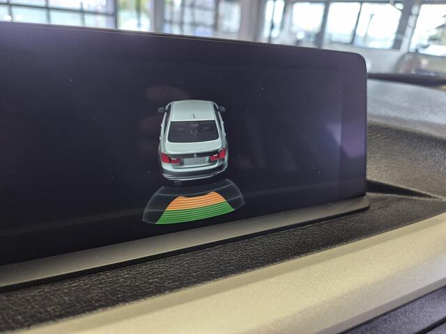 BMW 3-SERIE 318i Essential Navi (groot scherm) | Clima Airco | Sensoren | LED | Nette auto