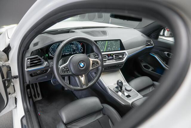 BMW 3-SERIE Touring 330e 292pk xDrive High Executive |M sport pakket|schuif kanteldak|HUD|Laser LED|elek. trekhaak|Apple Carplay|elk. achterklep|19"|stoel en stuurverwarming|