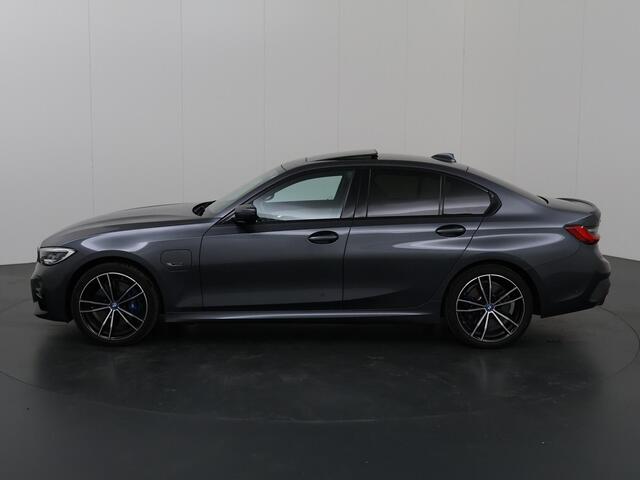 BMW 3-SERIE 330e xDrive High Executive | Laser Light | Schuifdak | Leder met Memory | Head-Up | Parkeercamera | Stoelverwarming | Keyless Go |