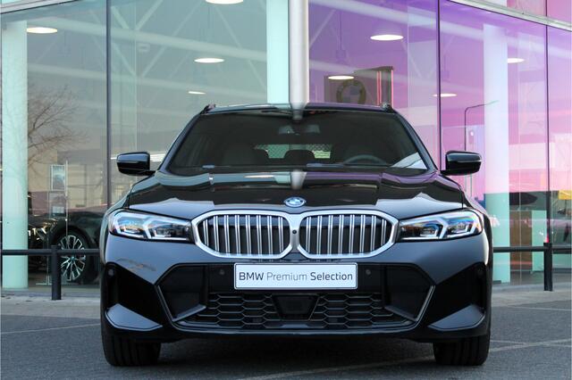 BMW 3-SERIE Touring 330e xDrive High Executive M Sport Automaat / Panoramadak / Sportstoelen / Stoelverwarming / Adaptieve LED / Live Cockpit Professional / Driving Assistant
