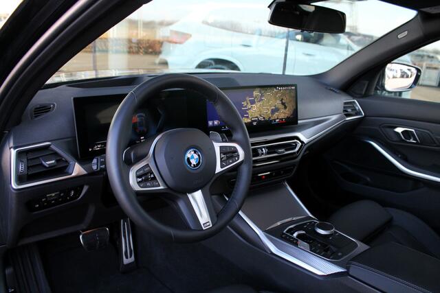 BMW 3-SERIE Touring 330e xDrive High Executive M Sport Automaat / Panoramadak / Sportstoelen / Stoelverwarming / Adaptieve LED / Live Cockpit Professional / Driving Assistant