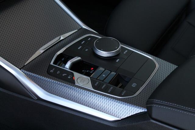 BMW 3-SERIE Touring 330e xDrive High Executive M Sport Automaat / Panoramadak / Sportstoelen / Stoelverwarming / Adaptieve LED / Live Cockpit Professional / Driving Assistant