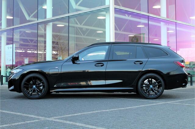 BMW 3-SERIE Touring 330e xDrive High Executive M Sport Automaat / Panoramadak / Sportstoelen / Stoelverwarming / Adaptieve LED / Live Cockpit Professional / Driving Assistant