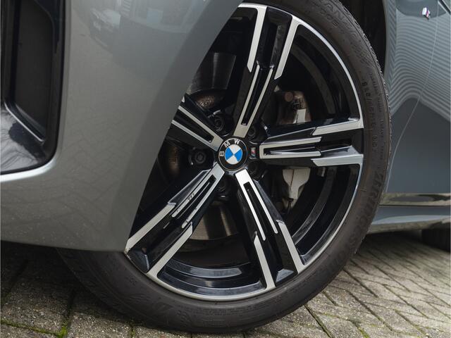BMW 3-SERIE Touring 330i M-Sport - ACC - Widescreen - Stoelverwarming - Parking Ass - Hifi