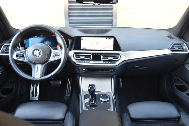 BMW 3-SERIE 320i Executive Edition * M Sportpakket * LED * 18 Inch * Head-up * Trekhaak *