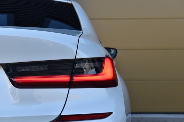 BMW 3-SERIE 320i Executive Edition * M Sportpakket * LED * 18 Inch * Head-up * Trekhaak *