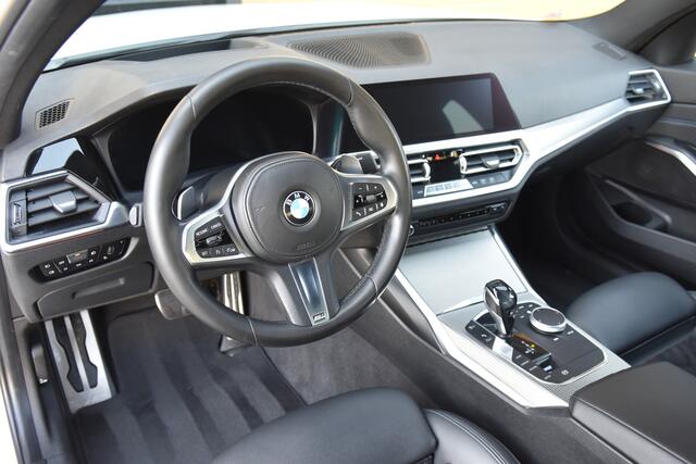 BMW 3-SERIE 320i Executive Edition * M Sportpakket * LED * 18 Inch * Head-up * Trekhaak *