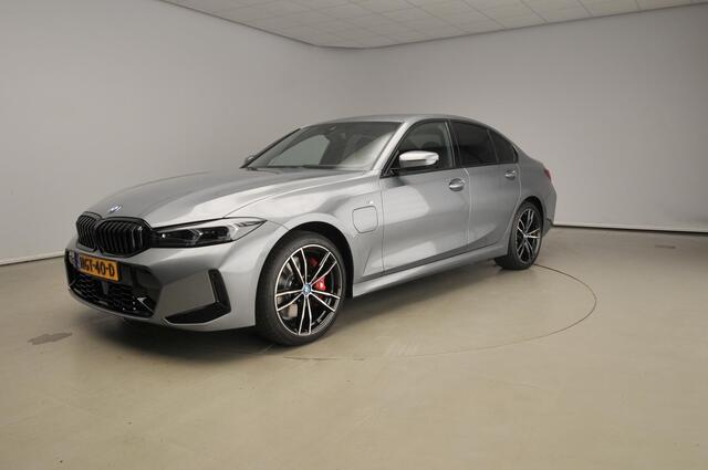 BMW 3-SERIE Sedan 320e M-Sportpakket Pro / Leder / LED / Getint glas / Harman-Kardon / Driving assist / Alu wielen 19 inch