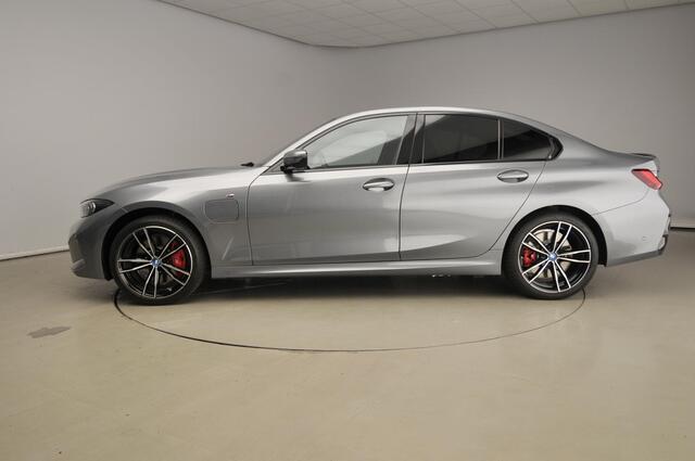 BMW 3-SERIE Sedan 320e M-Sportpakket Pro / Leder / LED / Getint glas / Harman-Kardon / Driving assist / Alu wielen 19 inch