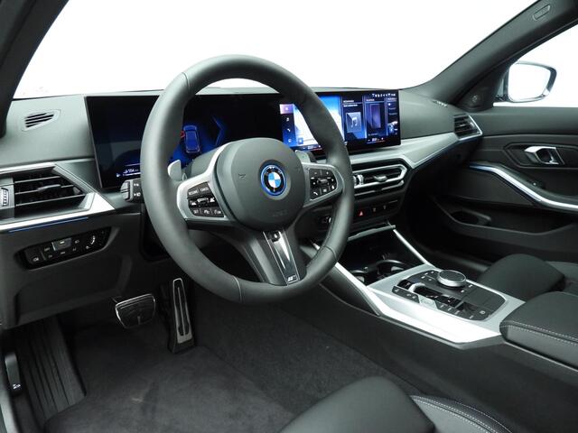 BMW 3-SERIE Sedan 320e M-Sportpakket Pro / Leder / LED / Getint glas / Harman-Kardon / Driving assist / Alu wielen 19 inch