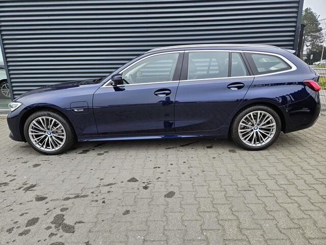 BMW 3-SERIE Touring 330e Luxury Line Plug In Hybrid 293pk PHEV | Panodak | Laser LED | Adaptive Onderstel | 360 Camera | Adaptive cruise | Head Up | Lederen Sportstoelen Memory | Sfeerverlichting | 18"L.M | Keyless |