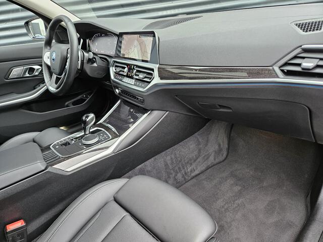 BMW 3-SERIE Touring 330e Luxury Line Plug In Hybrid 293pk PHEV | Panodak | Laser LED | Adaptive Onderstel | 360 Camera | Adaptive cruise | Head Up | Lederen Sportstoelen Memory | Sfeerverlichting | 18"L.M | Keyless |