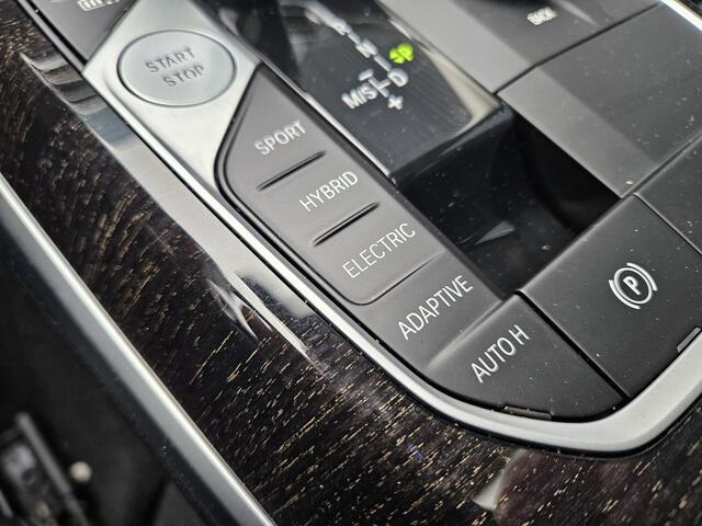 BMW 3-SERIE Touring 330e Luxury Line Plug In Hybrid 293pk PHEV | Panodak | Laser LED | Adaptive Onderstel | 360 Camera | Adaptive cruise | Head Up | Lederen Sportstoelen Memory | Sfeerverlichting | 18"L.M | Keyless |