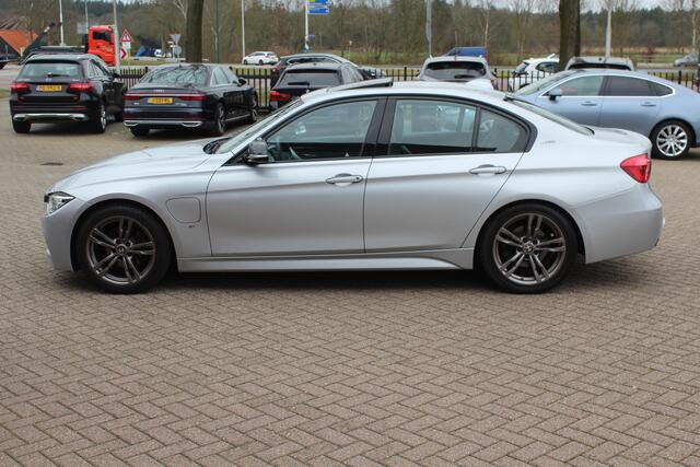 BMW 3-SERIE 330e Centennial Exe. M Sport / Schuifdak / Alcantara / 18'' / Navigatie / Parkeerhulp achter / Cruise Control