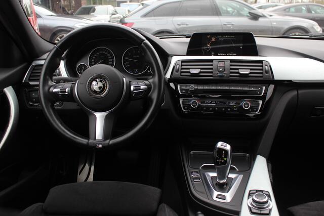 BMW 3-SERIE 330e Centennial Exe. M Sport / Schuifdak / Alcantara / 18'' / Navigatie / Parkeerhulp achter / Cruise Control