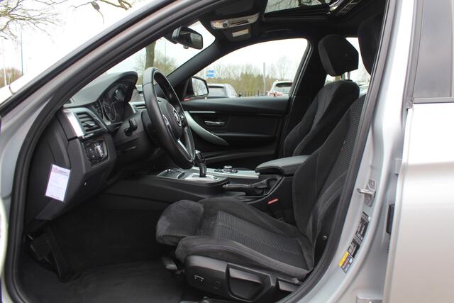 BMW 3-SERIE 330e Centennial Exe. M Sport / Schuifdak / Alcantara / 18'' / Navigatie / Parkeerhulp achter / Cruise Control