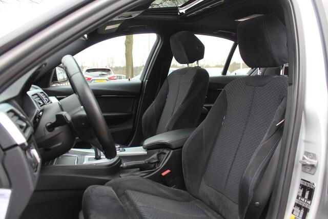 BMW 3-SERIE 330e Centennial Exe. M Sport / Schuifdak / Alcantara / 18'' / Navigatie / Parkeerhulp achter / Cruise Control