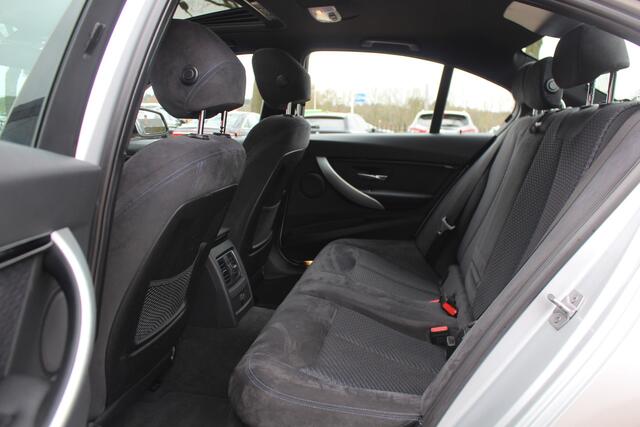 BMW 3-SERIE 330e Centennial Exe. M Sport / Schuifdak / Alcantara / 18'' / Navigatie / Parkeerhulp achter / Cruise Control