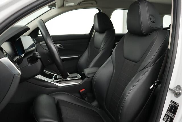BMW 3-SERIE 318d Executive Edition | Sport Line | Carplay | Sportstoelen | Live Cockpit | Full LED | Navigatie | PDC | Half leder | Climate control