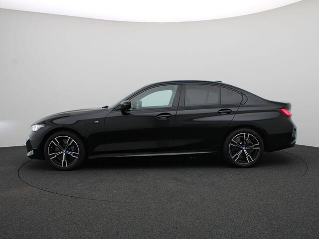 BMW 3-SERIE Sedan 320e M Sportpakket | Travel Pack | Innovation Pack | Entertainment Pack | Stuurwielrand verwarmd | Trekhaak | Schuifdak | 18''