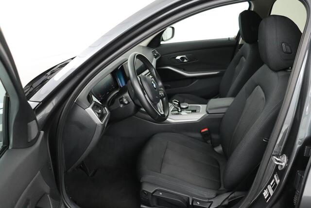 BMW 3-SERIE 318i Business Edition | Carplay | Full LED | Live Cockpit | PDC | Climate control | DAB | Cruise control | Getint glas