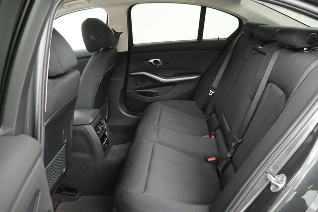 BMW 3-SERIE 318i Business Edition | Carplay | Full LED | Live Cockpit | PDC | Climate control | DAB | Cruise control | Getint glas