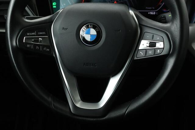 BMW 3-SERIE 318i Business Edition | Carplay | Full LED | Live Cockpit | PDC | Climate control | DAB | Cruise control | Getint glas