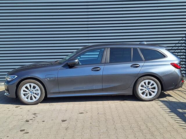 BMW 3-SERIE Touring 330e Sportline Plug In Hybrid PHEV | Trekhaak af Fabriek | Adaptive Cruise Control | 360 Camera |Head Up | Sportstoelen Verwarmd | Carplay | Keyless | Virtual | BLIS | Navi Full Map |