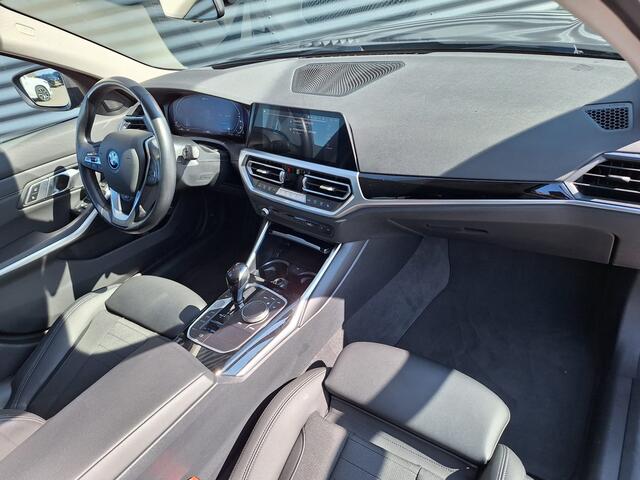 BMW 3-SERIE Touring 330e Sportline Plug In Hybrid PHEV | Trekhaak af Fabriek | Adaptive Cruise Control | 360 Camera |Head Up | Sportstoelen Verwarmd | Carplay | Keyless | Virtual | BLIS | Navi Full Map |
