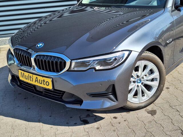 BMW 3-SERIE Touring 330e Sportline Plug In Hybrid PHEV | Trekhaak af Fabriek | Adaptive Cruise Control | 360 Camera |Head Up | Sportstoelen Verwarmd | Carplay | Keyless | Virtual | BLIS | Navi Full Map |
